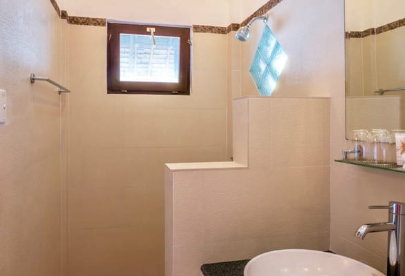DMGT-3_Deluxe-Bathroom-586x400